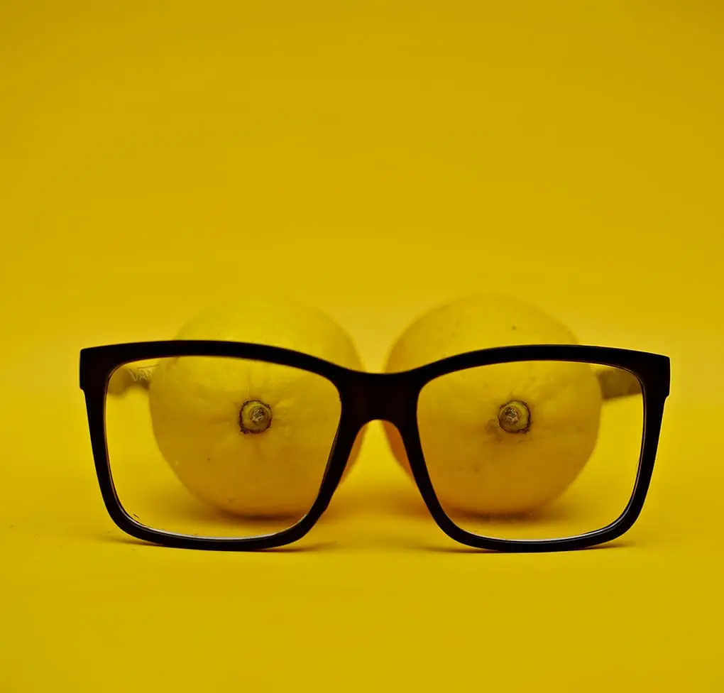 Deux citrons derrière une paire de lunette, donnant l'impression d'un visage.